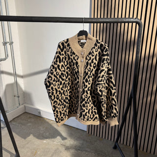 TINY CLOTHES - Oversized Leo Strickjacke